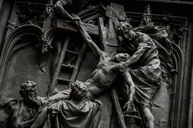 Beyaz mermer taştan inşa Piazza di Duomo.Classic Gotik mimarisinin bulunan doğuş St Mary adanmış katedral kilise Milan.Beautiful İtalyanca Tapınağı.