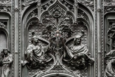 Beyaz mermer taştan inşa Piazza di Duomo.Classic Gotik mimarisinin bulunan doğuş St Mary adanmış katedral kilise Milan.Beautiful İtalyanca Tapınağı.