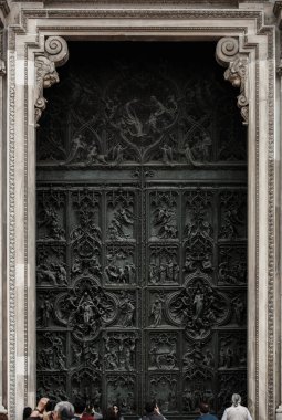Beyaz mermer taştan inşa Piazza di Duomo.Classic Gotik mimarisinin bulunan doğuş St Mary adanmış katedral kilise Milan.Beautiful İtalyanca Tapınağı.