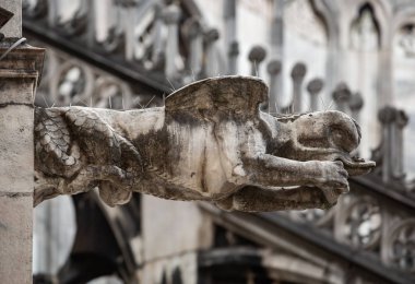 Beyaz mermer taştan inşa Piazza di Duomo.Classic Gotik mimarisinin bulunan doğuş St Mary adanmış katedral kilise Milan.Beautiful İtalyanca Tapınağı.