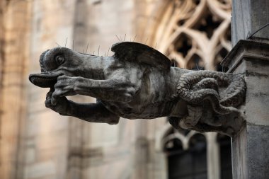 Beyaz mermer taştan inşa Piazza di Duomo.Classic Gotik mimarisinin bulunan doğuş St Mary adanmış katedral kilise Milan.Beautiful İtalyanca Tapınağı.