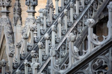 Beyaz mermer taştan inşa Piazza di Duomo.Classic Gotik mimarisinin bulunan doğuş St Mary adanmış katedral kilise Milan.Beautiful İtalyanca Tapınağı.