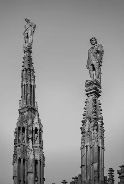 白大理石の石造りの広場 Duomo Classic ゴシック建築であるキリスト降誕の聖マリアに捧げられた Milan Beautiful イタリアの大聖堂教会寺院 — ストック写真