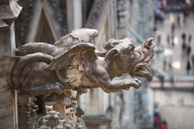 Beyaz mermer taştan inşa Piazza di Duomo.Classic Gotik mimarisinin bulunan doğuş St Mary adanmış katedral kilise Milan.Beautiful İtalyanca Tapınağı.