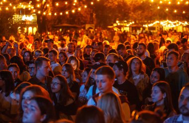 Kiev-11 Temmuz, 2018: yaz müzik festivali müzik parti konser kalabalık Bazar.Group hip hop dj oynamak için gençler parti sahne üzerinde ayarlayın. Sahne Alanı'ndan dans pistinde görüntülemek