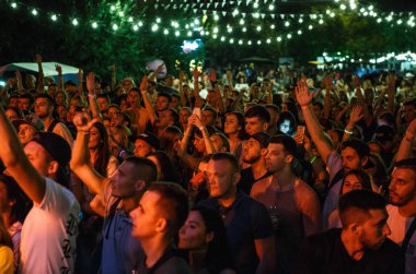 Kiev-11 Temmuz, 2018: Hip-Hop Festivali Bazar açık gece kulüpte parti mutlu müzik hayranları grup. Konser kalabalık kırmızı sahne ışıkları parti olayı hakkında. Dalga eller sahnede ünlü DJ gençler