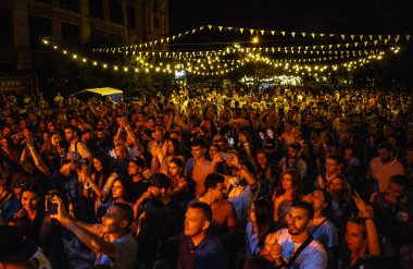 Kiev-11 Temmuz, 2018: Gençlerin yaz müzik festivali Bazar açık parti büyük grup. Gece eğlence olay. Konser izleyici parti favori DJ sahnede