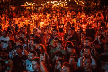 Kiev-11 Temmuz 2018: Gençlerin grup yaz festivali Bazar gece kulübü müzik dinlerken mutlu. Konser kalabalık dans pistinde dinle ünlü dj set oynamak için