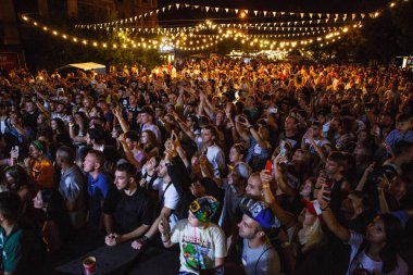 Kiev-11 Temmuz, 2018: en sevdiğim müzisyen için sahne alanı'nda parti Hip hop Festivali izleyici. Konser kalabalık parti yaz müzik festivali Bazar geceleri açık.