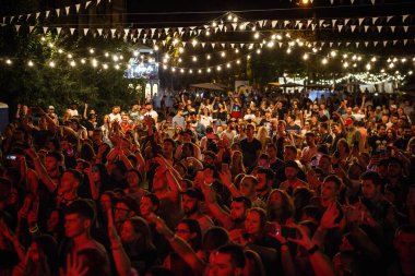 Kiev-11 Temmuz, 2018: Yaz Festivali Bazar parlak kırmızı ışıklar üzerinde parti mutlu müzik hayranları grup. Sahne Alanı'nda konser kalabalık parti en sevdiğim müzisyen oynamak için ayarla
