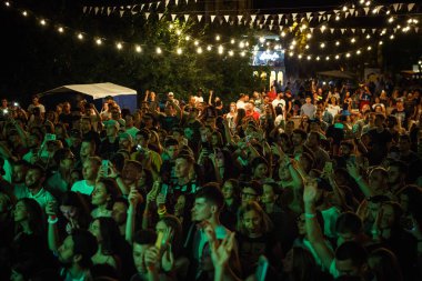 Kiev-11 Temmuz, 2018: Konser izleyici parti yaz müzik festivali Bazar açık parlak yeşil sahne ligts gece