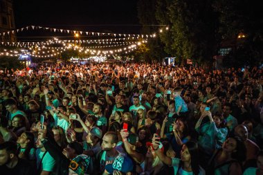 Kiev-11 Temmuz, 2018: Grup yaz hip hop müzik festivali Bazar açık üzerinde parti genç insan. Konser kalabalık gece gösterinin keyfini çıkarın. Fanlar eğlence olay üzerinde akıllı telefonlar ile fotoğraf çekmek
