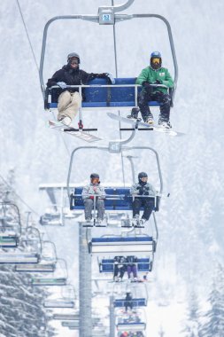 Bukovel, Ukrayna-19 Mart, 2018: Ski resort Asansör mekanizması taşıma kayakçı ve snowboard bir sürüş için dağın zirvesinde. Özel hava Asansör veya telesiyej ip kış Park monte