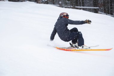 Bukovel, Ukrayna-24 Mart, 2018: Aşırı spor yarışma kış kayak Park. Genç sporcular Kayak dublör rekabet.