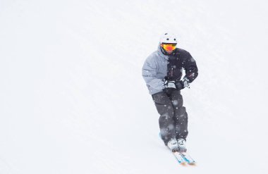 Bukovel, Ukrayna-24 Mart, 2018: Aşırı spor yarışma kış kayak Park. Genç sporcular Kayak dublör rekabet.