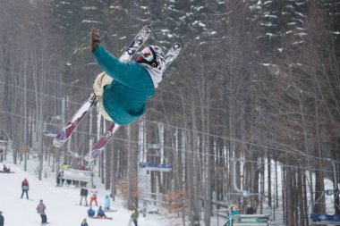 Bukovel, Ukrayna-24 Mart, 2018: Aşırı spor yarışma kış kayak Park. Genç sporcular Kayak dublör rekabet.