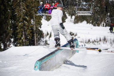 Bukovel, Ukrayna-24 Mart, 2018: Snowboard jib Yarışması kar Park raylar üzerinde. Snowboard sporcular kar kurulu güverte ile boru taşlama rekabet. Serin aşırı kış spor yarışması