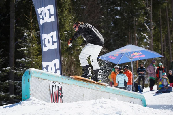 Bukoveľ Ukrajina Března 2018 Snowboard Výložníku Soutěž Kolejích Snow Parku — Stock fotografie