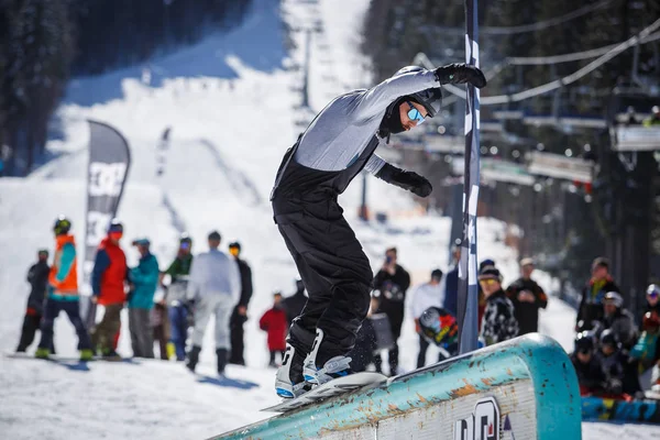 Bukovel Ucrania Marzo 2018 Concurso Foque Snowboard Sobre Raíles Parque — Foto de Stock