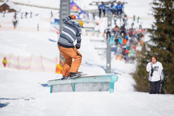 Bukovel Ucrania Marzo 2018 Concurso Foque Snowboard Sobre Raíles Parque — Foto de Stock
