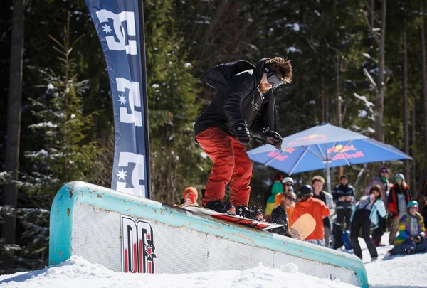 Bukovel Ucrania Marzo 2018 Concurso Foque Snowboard Sobre Raíles Parque —  Fotos de Stock