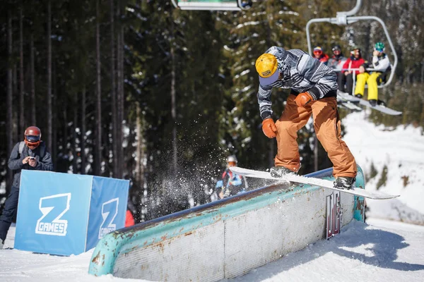 Bukovel Ukraina Marca 2018 Snowboard Foka Konkurs Szynach Snowparku Sportowcy — Zdjęcie stockowe