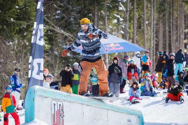 Bukovel Ucrania Marzo 2018 Concurso Foque Snowboard Sobre Raíles Parque —  Fotos de Stock