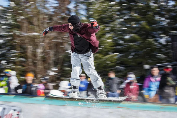 Bukovel Ucrania Marzo 2018 Concurso Foque Snowboard Sobre Raíles Parque —  Fotos de Stock