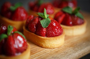 Lezzetli çilek ve nane cupcakes İtalyan Pasta Cafe servis ahşap plaka üzerinde. Lezzetli tatlı yemek yakın çekim