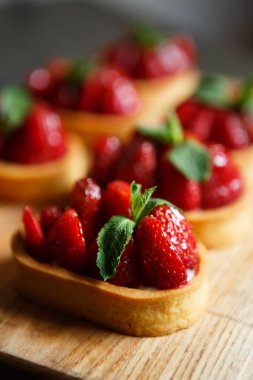 Çilek ve nane ile lezzetli bisküvi cupcakes. Öğle yemeği için lezzetli İtalyan tatlı yemek pastane cafe