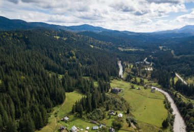 Güzel hava dron Karpat Dağları orman ve yeşil ile çevrili küçük yayla kasabada fotoğrafını. Güney Avrupa'nın aktif Turizm için popüler seyahat hedef.
