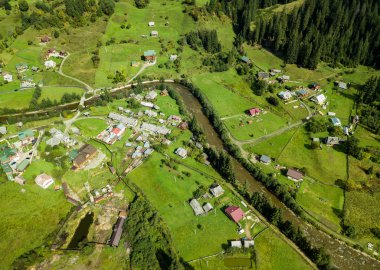Güzel hava dron Karpat Dağları orman ve yeşil ile çevrili küçük yayla kasabada fotoğrafını. Güney Avrupa'nın aktif Turizm için popüler seyahat hedef.