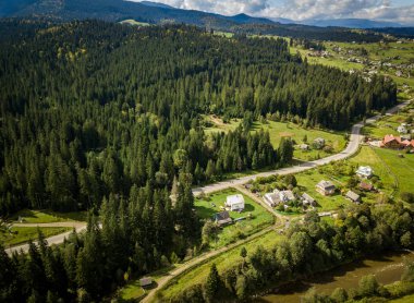 Güzel hava dron Karpat Dağları orman ve yeşil ile çevrili küçük yayla kasabada fotoğrafını. Güney Avrupa'nın aktif Turizm için popüler seyahat hedef.