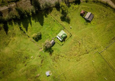 Güzel hava dron Karpat Dağları orman ve yeşil ile çevrili küçük yayla kasabada fotoğrafını. Güney Avrupa'nın aktif Turizm için popüler seyahat hedef.