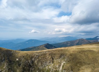 Dağ manzarası Karpat doğal park güzel hava dron fotoğraf. Yüksek rocky Dağları Güney Europe.Travel hedef aktif Turizm için. Karpatlar'da yürüyüş gitmek