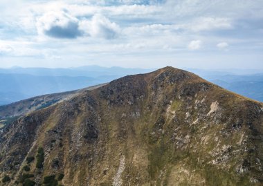 Dağ manzarası Karpat doğal park güzel hava dron fotoğraf. Yüksek rocky Dağları Güney Europe.Travel hedef aktif Turizm için. Karpatlar'da yürüyüş gitmek
