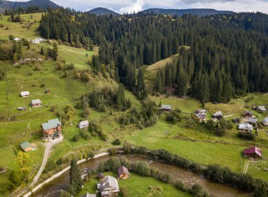 Güzel hava dron Karpat Dağları orman ve yeşil ile çevrili küçük yayla kasabada fotoğrafını. Güney Avrupa'nın aktif Turizm için popüler seyahat hedef.