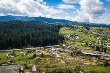 Güzel hava dron Karpat Dağları orman ve yeşil ile çevrili küçük yayla kasabada fotoğrafını. Güney Avrupa'nın aktif Turizm için popüler seyahat hedef.