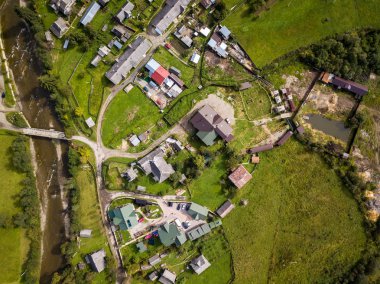 Güzel hava dron Karpat Dağları orman ve yeşil ile çevrili küçük yayla kasabada fotoğrafını. Güney Avrupa'nın aktif Turizm için popüler seyahat hedef.