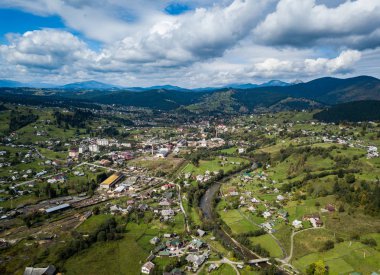 Güzel hava dron Karpat Dağları orman ve yeşil ile çevrili küçük yayla kasabada fotoğrafını. Güney Avrupa'nın aktif Turizm için popüler seyahat hedef.