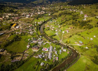 Güzel hava dron Karpat Dağları orman ve yeşil ile çevrili küçük yayla kasabada fotoğrafını. Güney Avrupa'nın aktif Turizm için popüler seyahat hedef.