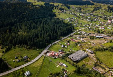 Güzel hava dron Karpat Dağları orman ve yeşil ile çevrili küçük yayla kasabada fotoğrafını. Güney Avrupa'nın aktif Turizm için popüler seyahat hedef.