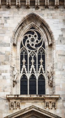Beyaz mermer taştan inşa Piazza di Duomo.Classic Gotik mimarisinin bulunan doğuş St Mary adanmış katedral kilise Milan.Beautiful İtalyanca Tapınağı.