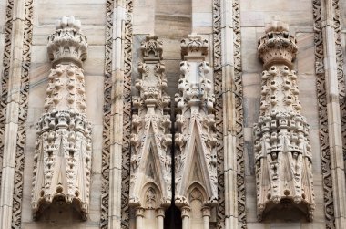 Beyaz mermer taştan inşa Piazza di Duomo.Classic Gotik mimarisinin bulunan doğuş St Mary adanmış katedral kilise Milan.Beautiful İtalyanca Tapınağı.