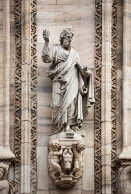 Beyaz mermer taştan inşa Piazza di Duomo.Classic Gotik mimarisinin bulunan doğuş St Mary adanmış katedral kilise Milan.Beautiful İtalyanca Tapınağı.