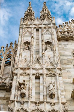 Beyaz mermer taştan inşa Piazza di Duomo.Classic Gotik mimarisinin bulunan doğuş St Mary adanmış katedral kilise Milan.Beautiful İtalyanca Tapınağı.