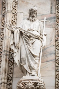 Beyaz mermer taştan inşa Piazza di Duomo.Classic Gotik mimarisinin bulunan doğuş St Mary adanmış katedral kilise Milan.Beautiful İtalyanca Tapınağı.