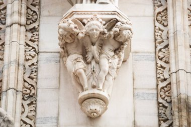 Beyaz mermer taştan inşa Piazza di Duomo.Classic Gotik mimarisinin bulunan doğuş St Mary adanmış katedral kilise Milan.Beautiful İtalyanca Tapınağı.