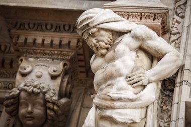 Beyaz mermer taştan inşa Piazza di Duomo.Classic Gotik mimarisinin bulunan doğuş St Mary adanmış katedral kilise Milan.Beautiful İtalyanca Tapınağı.