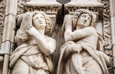 Beyaz mermer taştan inşa Piazza di Duomo.Classic Gotik mimarisinin bulunan doğuş St Mary adanmış katedral kilise Milan.Beautiful İtalyanca Tapınağı.